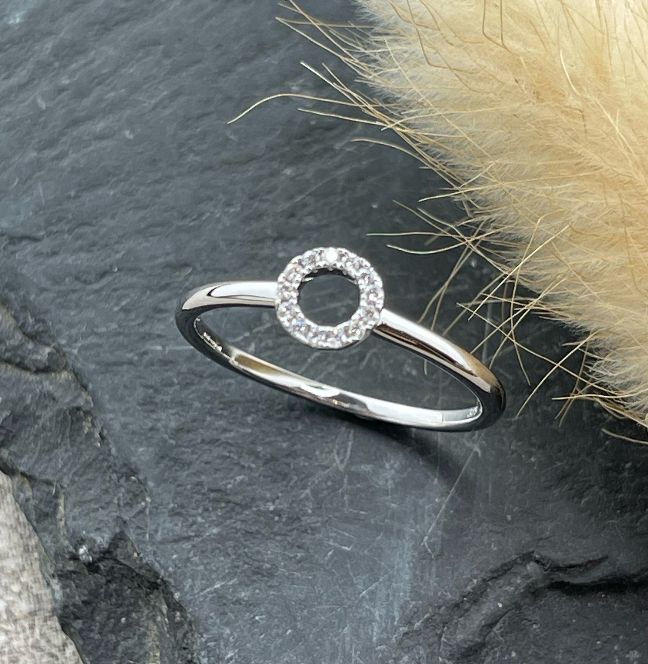 Round diamond halo ring