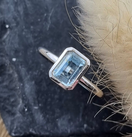 Aquamarine rubover ring